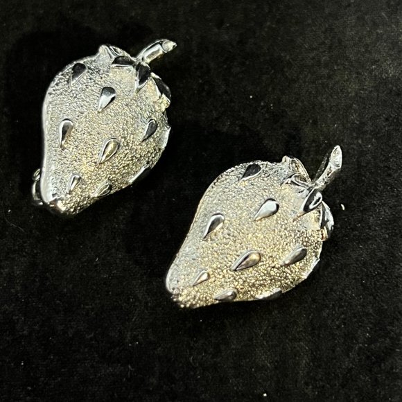 VTG Sarah Coventry Silver Tone Strawberry Clip On Earrings & Brooch Set (3552) - Picture 2 of 7